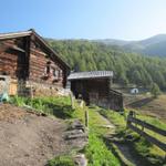 die Hütten von Oberfinilu 2039 m.ü.M. kommen ins Blickfeld