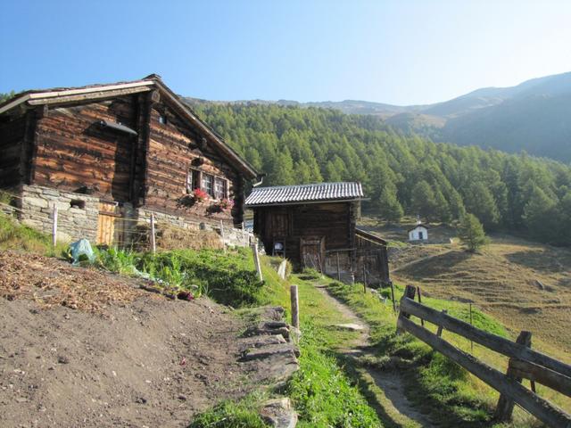 die Hütten von Oberfinilu 2039 m.ü.M. kommen ins Blickfeld