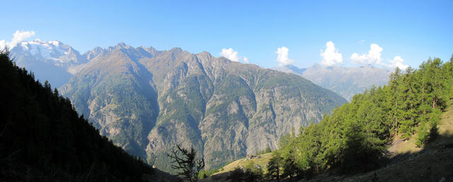 Breitbildfoto. Links die Balfrin-Mischabel Gruppe. Rechts Platt-, Gabel- und Seetalhorn