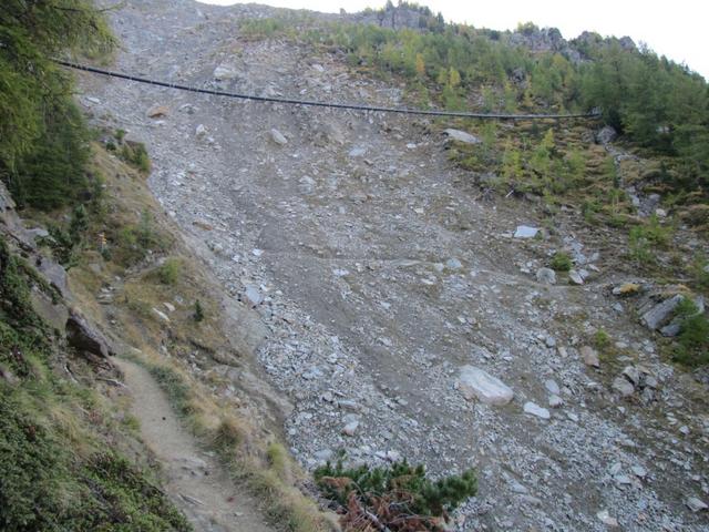 beim Leidbach. Man beachte die hängende "Gsponeri" Suone. Das Wasser wird auf einer Höhe von 2700 m gefasst