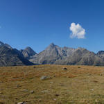 Breitbildfoto beim flachen Siwibode Punkt 2244 m.ü.M. was für ein grandioses Szenario: schauen und geniessen