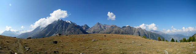 Breitbildfoto beim flachen Siwibode Punkt 2244 m.ü.M. was für ein grandioses Szenario: schauen und geniessen