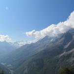 Blick Richtung Saas Fee und die Mischabel Gruppe. Der Dom ist leider hinter den Wolken verdeckt