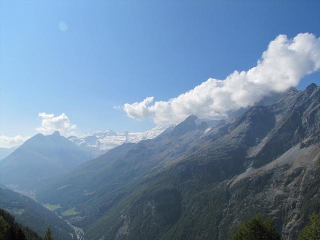 Blick Richtung Saas Fee und die Mischabel Gruppe. Der Dom ist leider hinter den Wolken verdeckt