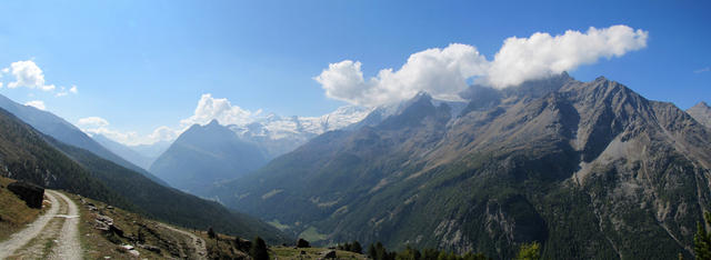 sehr schönes Breitbildfoto kurz vor Hoferälpji. Mit Blick Richtung Saas Fee