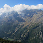 was für ein Breitbildfoto. Links der Monte Moro Pass. Saas Fee und die Mischabel Gruppe