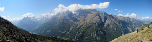 was für ein Breitbildfoto. Links der Monte Moro Pass. Saas Fee und die Mischabel Gruppe