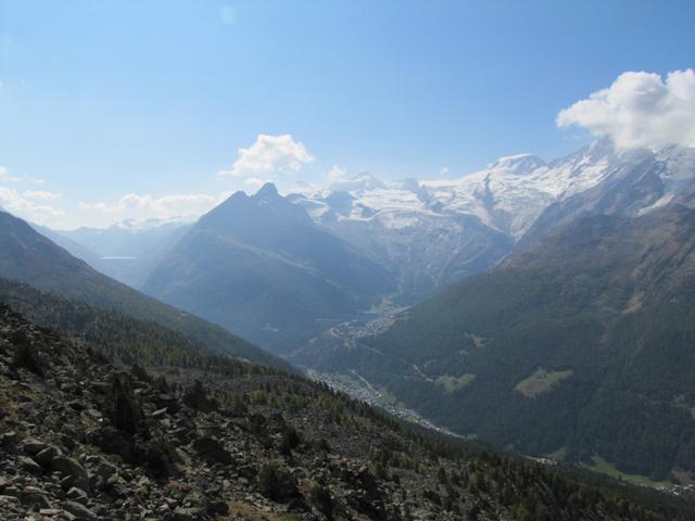 links der Mattmarkstausee, Saas Fee und die Mischabel Gruppe