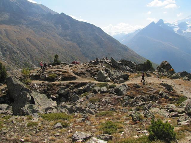 wir haben den Aussichtspunkt Hannig erreicht. Der Blick auf das Dreigestirn Fletschhorn, Lagginhorn und Weissmies ist gigantisch