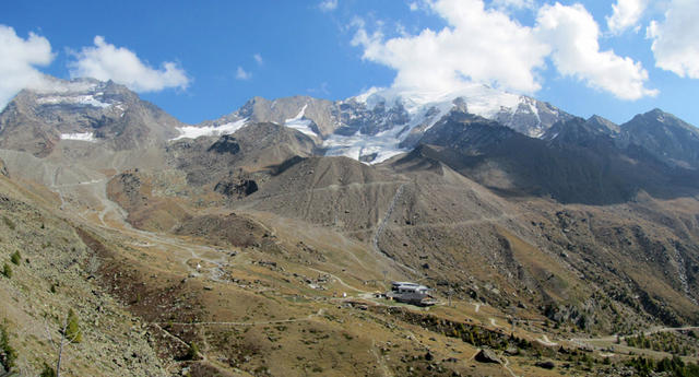 Breitbildfoto von Kreuzboden. Links der Lagginhorn, rechts der Weissmies