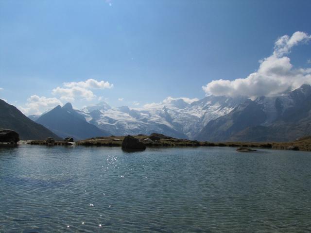 beim kleinen Bergsee auf Kreuzboden, mit Blick zur Mischabel Gruppe. Grandios.