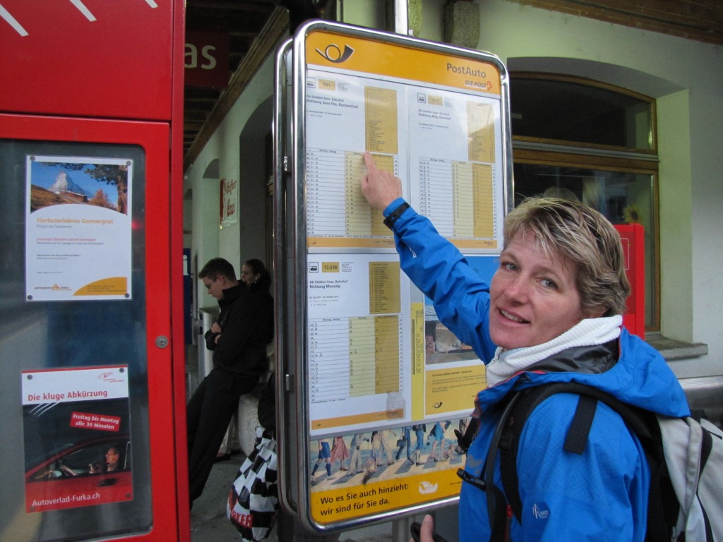 Mäusi bei der Postauto Haltestelle in Stalden