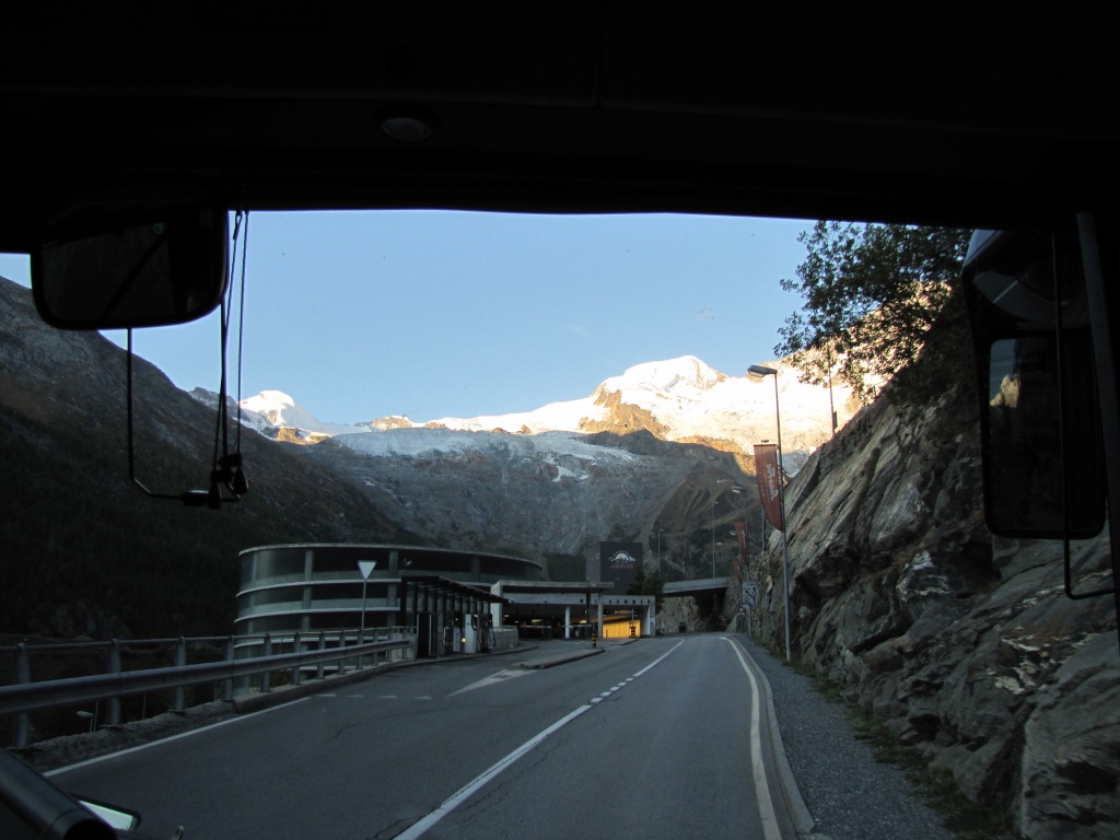 wir haben den grossen Busbahnhof von Saas Fee erreicht