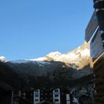 im Dorfzentrum von Saas Fee. Was für eine Aussicht. Links der Allalinhorn, rechts der Alphubel