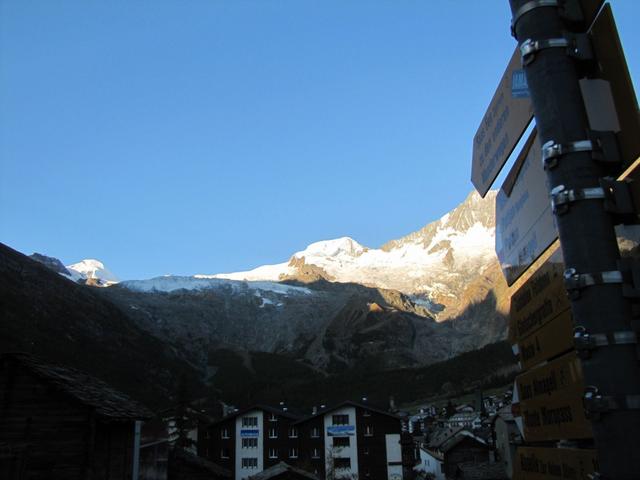 im Dorfzentrum von Saas Fee. Was für eine Aussicht. Links der Allalinhorn, rechts der Alphubel