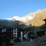 was für eine Aussicht vom Dorfplatz von Saas Fee aus gesehen. 13 Viertausender stehen Spalier