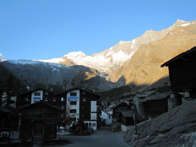 was für eine Aussicht vom Dorfplatz von Saas Fee aus gesehen. 13 Viertausender stehen Spalier