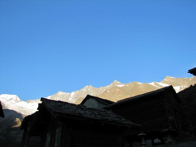 über den Dächer von Saas Fee. Alphubel, Täschhorn, Dom, Gd. Gendarme, Lenzspitze und Ulrichshorn