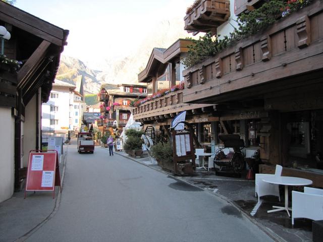 wir schlendern durch Saas Fee. Einkaufen für das Mittagessen