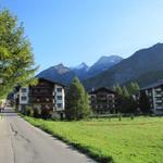 wir verlassen Saas Fee mit Blick zum Inner Rothorn, Fletschhorn und Lagginhorn