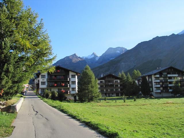 wir verlassen Saas Fee mit Blick zum Inner Rothorn, Fletschhorn und Lagginhorn