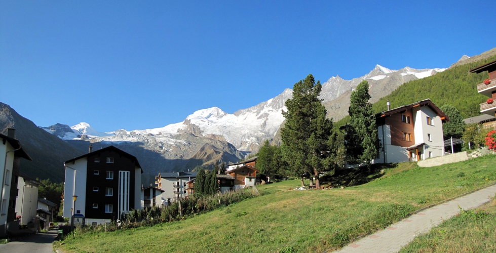 schönes Breitbildfoto von Saas Fee mit Allalinhorn, Alphubel, Täschhorn, Gd.Gendarme, Lenzspitze und Ulrichshorn