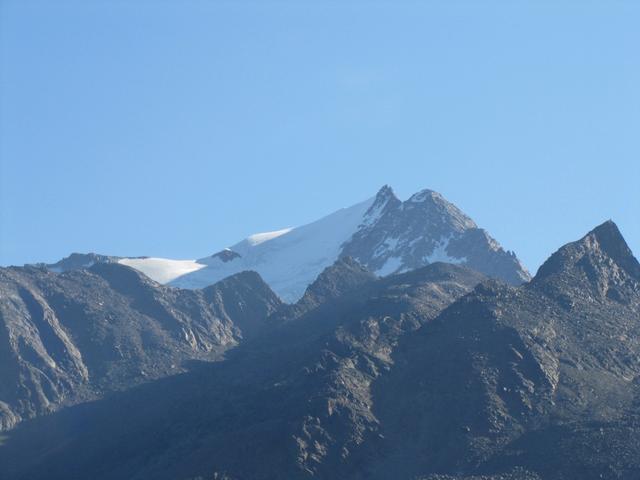 Blick auf der anderen Talseite des Saasertal zum mächtigen Fletschhorn