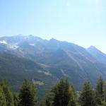 Breitbildfoto mit Blick Richtung Fletschhorn, Lagginhorn und Weissmies. Die Aussicht reicht sogar bis zum Antronapass