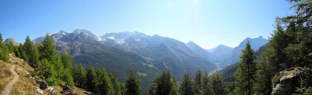 Breitbildfoto mit Blick Richtung Fletschhorn, Lagginhorn und Weissmies. Die Aussicht reicht sogar bis zum Antronapass