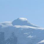 der Weissmies. Vergrössert man das Bild, sind 3 Bergsteiger auf dem Grat gut ersichtlich