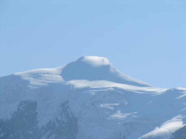 der Weissmies. Vergrössert man das Bild, sind 3 Bergsteiger auf dem Grat gut ersichtlich