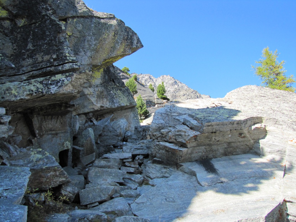 über Felsen und Steintreppen geht es aufwärts