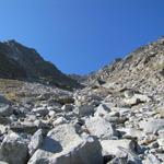 wir befinden uns nun im Lämmugrabe und schauen nach oben. Der Graben endet erst bei ca. 3100 m