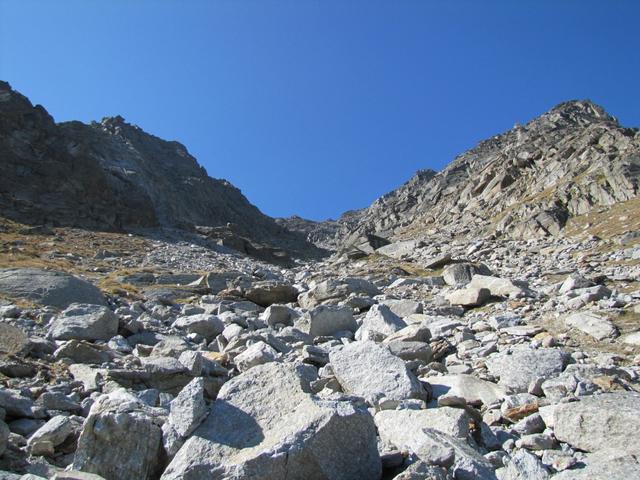 wir befinden uns nun im Lämmugrabe und schauen nach oben. Der Graben endet erst bei ca. 3100 m