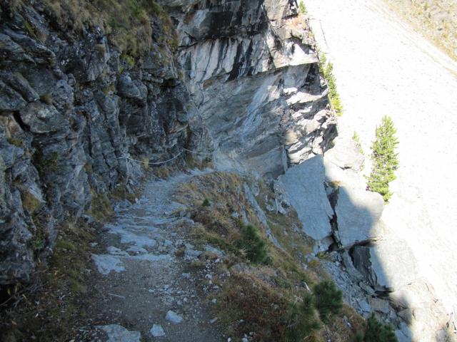 die erste steile und seilgesicherte Passage. Der Bergpfad wird nun Alpiner