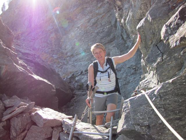 eine kleine Leiter hilft einem über einen Felsen zu steigen