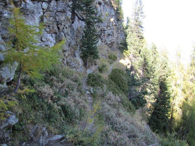 der Weg ist nun zum Teil schmal und ausgesetzt Punkt 2137 m.ü.M.