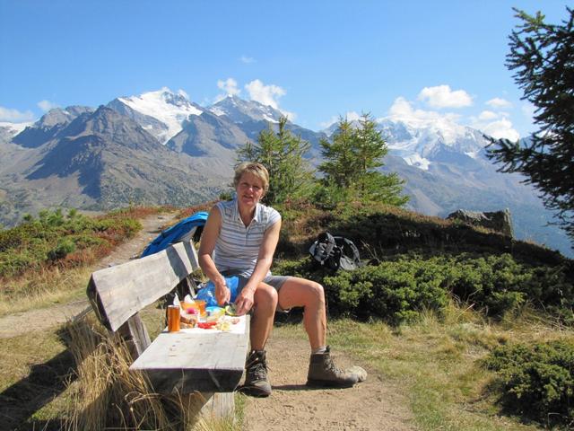 was für eine Aussicht. Gutes Mittagessen, Mäusi und die Berge am Horizont, was will man noch mehr