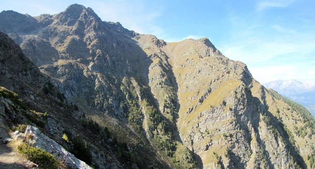 Breitbildfoto mit Blick Richtung Läckerna und 2328 m.ü.M. dorthin wird uns der Bergpfad hinführen