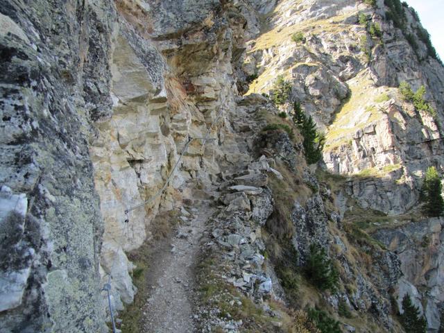 Felswände mussten abgeschlagen werden, nur so konnte der Weg an dieser steilen Wand erstellt werden