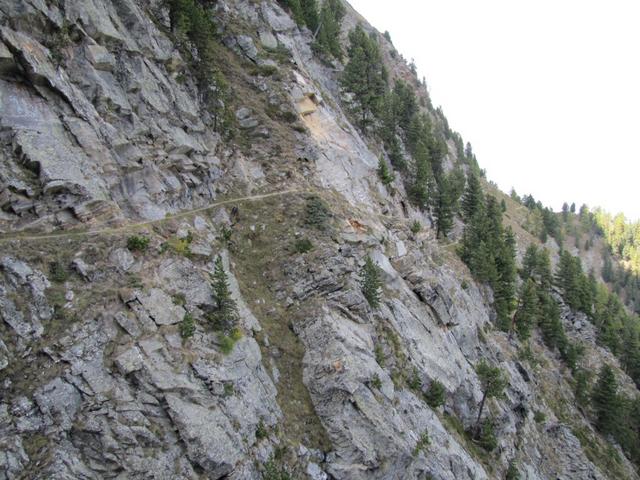 schwindelerregend führt der Höhenweg weiter Richtung Grossi Furgge