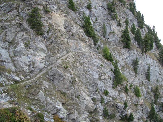 sehr exponiert ist der Höhenweg an der Steilwand vom Wannehorn