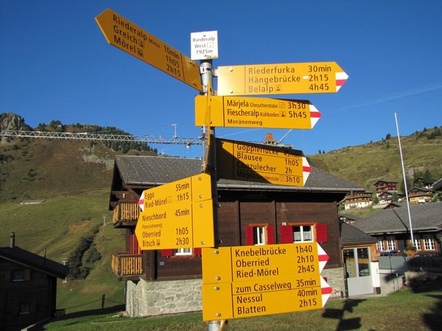 Wegweiser auf der Riederalp 1925 m.ü.M.