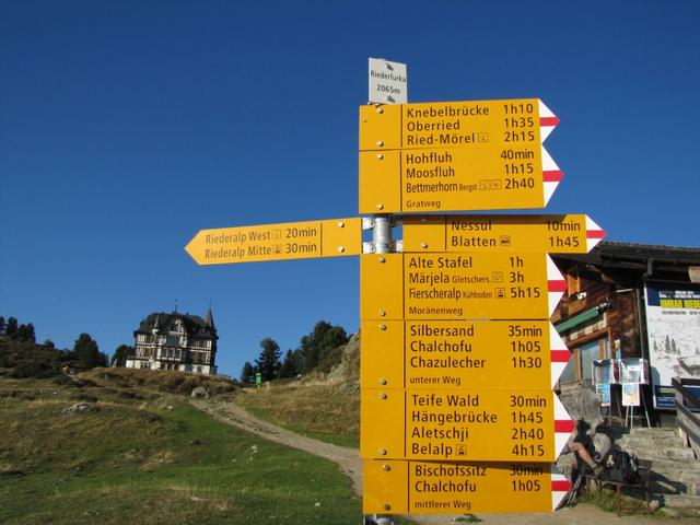 Wegweiser auf der Riederfurka 2065 m.ü.M.