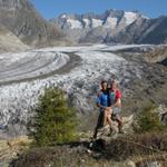 Erinnerungsfoto aufgenommen bei Chatzulecher 2010 m.ü.M. am Horizont der Aletschgletscher mit den den Walliser Fiescherhörner