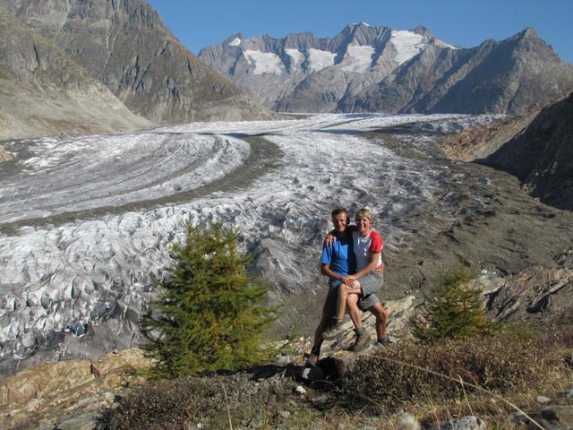 Erinnerungsfoto aufgenommen bei Chatzulecher 2010 m.ü.M. am Horizont der Aletschgletscher mit den den Walliser Fiescherhörner