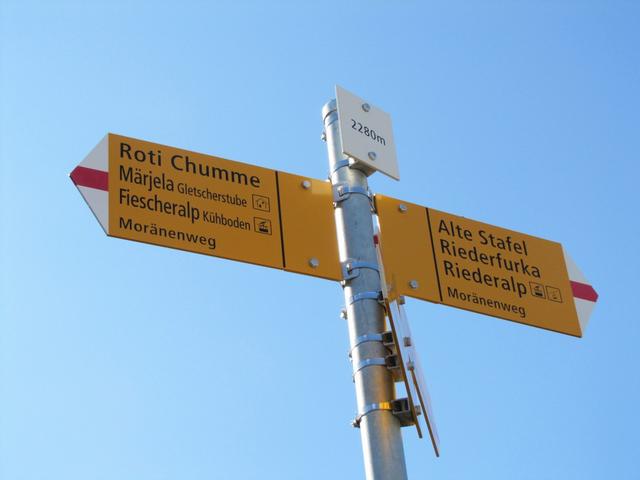 Wegweiser bei Punkt 2280 m.ü.M. jetzt geht es alles auf dem Höhenweg entlang zur Roti Chumme