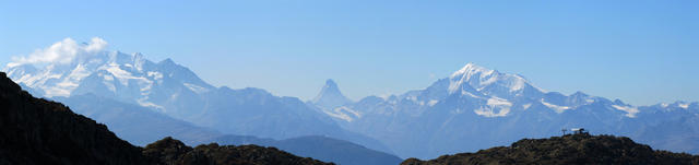 sehr schönes Breitbildfoto links die Mischabelgruppe mit Balfrin, mitte der Matterhorn, rechts der Weisshorn