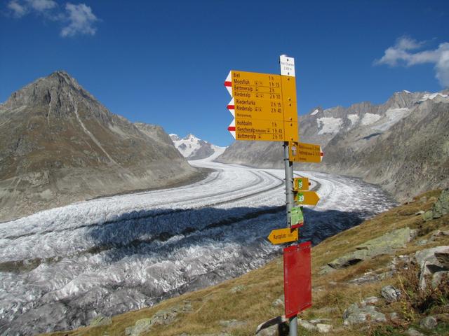 Wegweiser bei Roti Chumme 2369 m.ü.M. in 150 Jahren, hat der Gletscher 1 km an Länge verloren