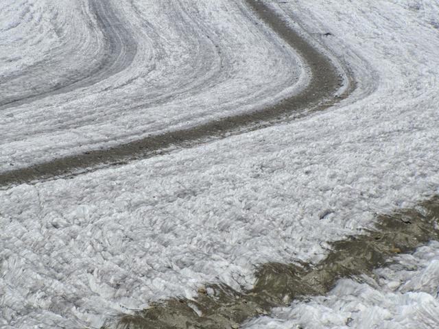 wie ein riesiger Teppich liegt er da, gesäumt von den schwarzen Streifen zweier Mittelmoränen